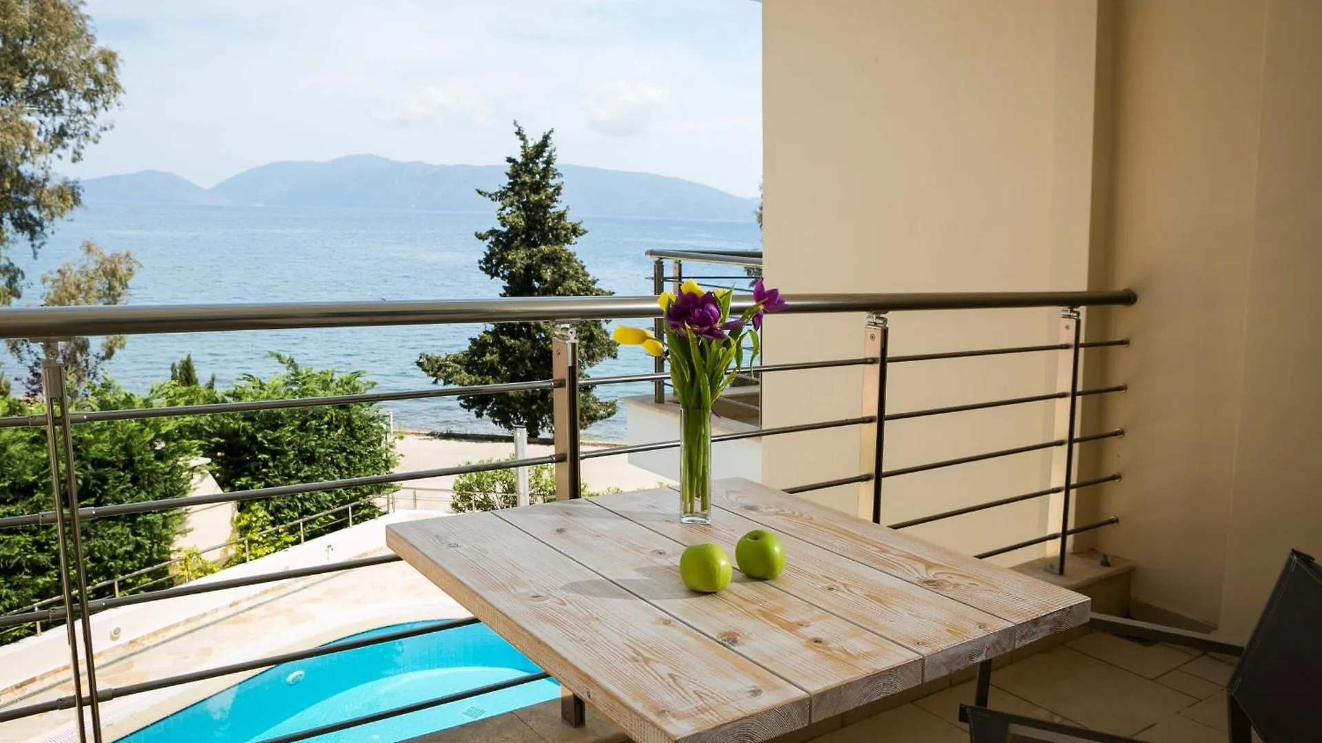 Meliti Waterfront Suites Karavomylos 4*,