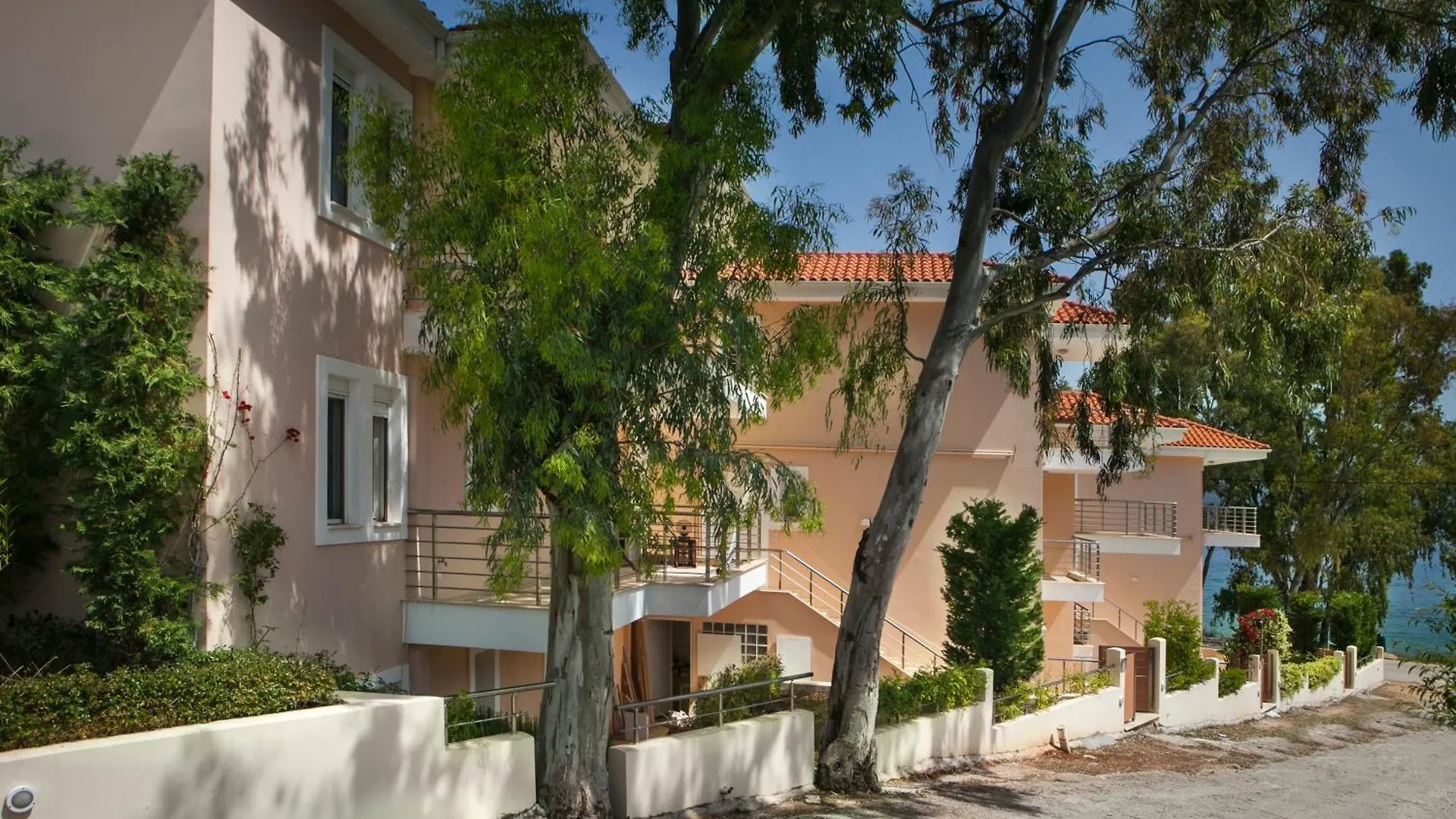 Meliti Waterfront Suites Karavomylos Aparthotel