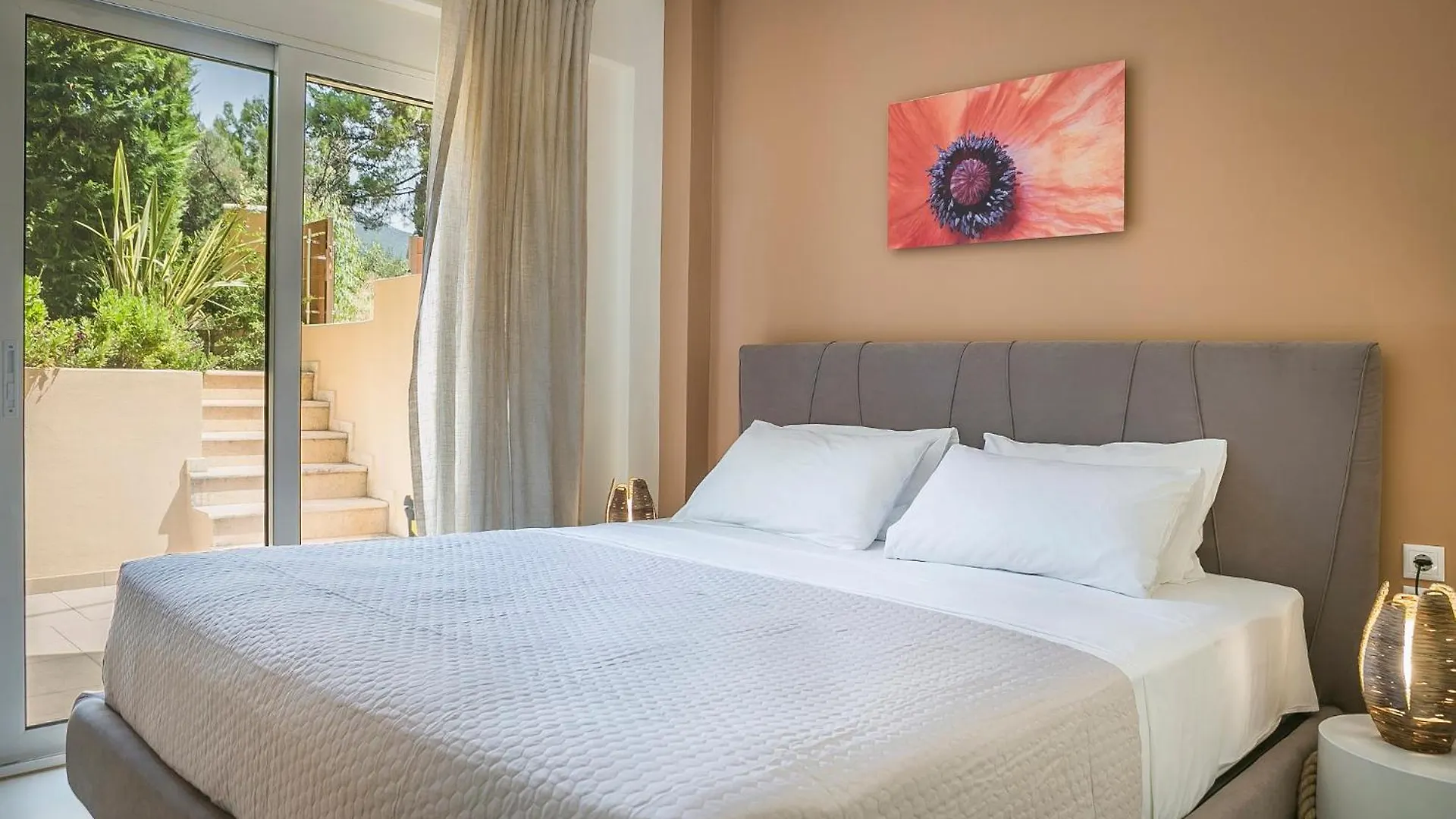 Meliti Waterfront Suites Karavomylos 4*,