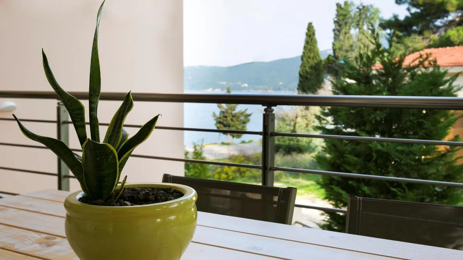 Meliti Waterfront Suites Karavomylos Aparthotel