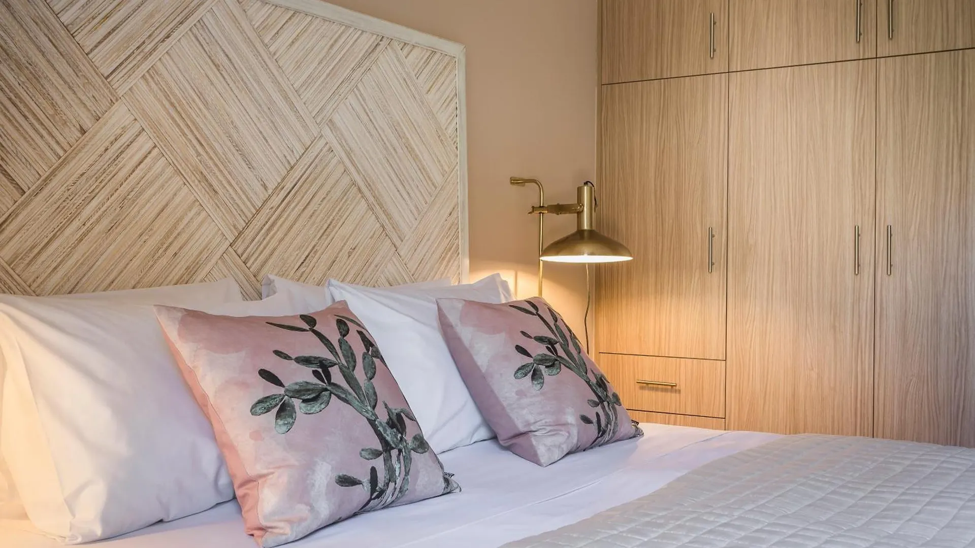 Meliti Waterfront Suites Karavomylos 4*,