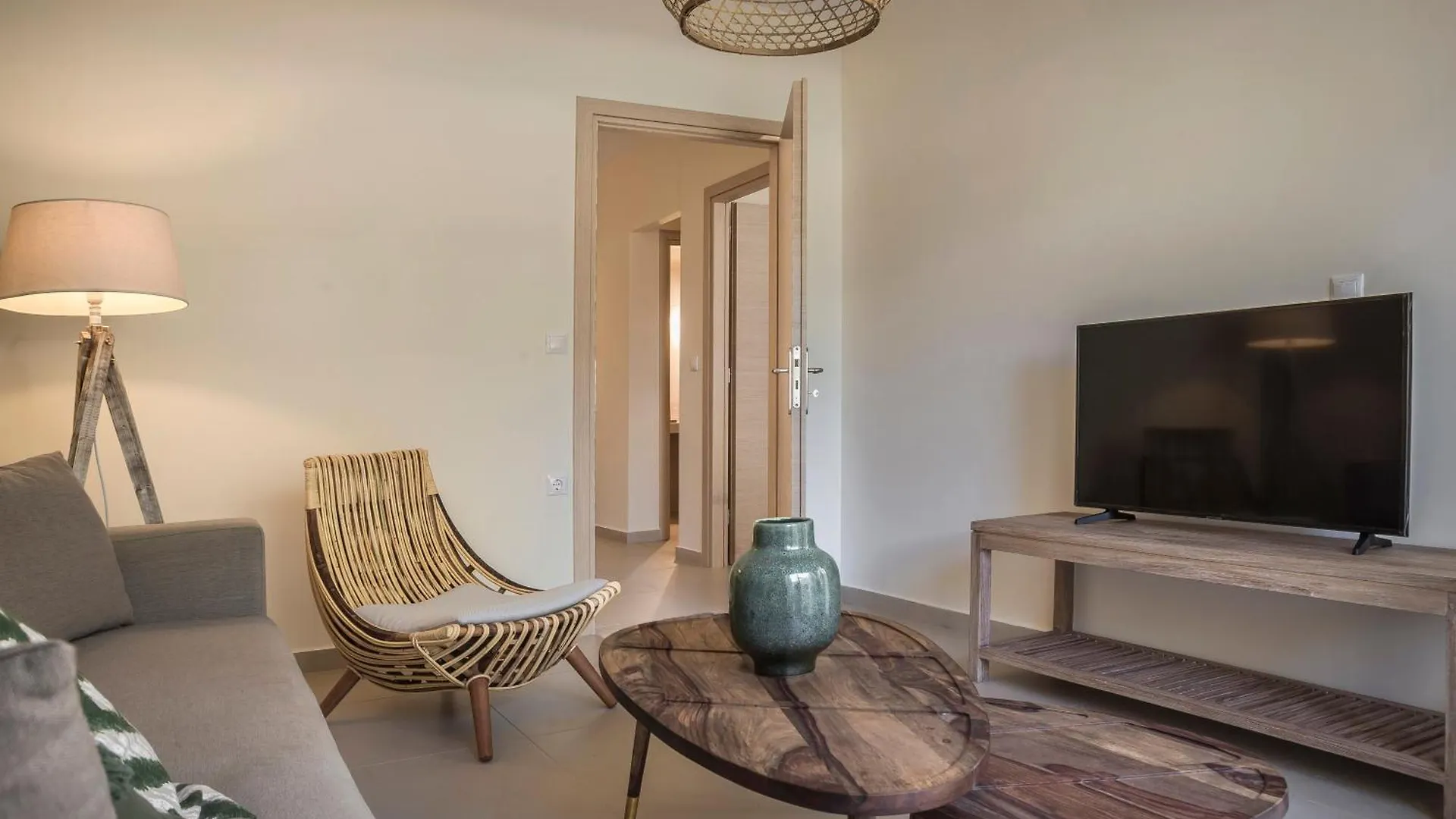 Meliti Waterfront Suites Karavomylos 4*,